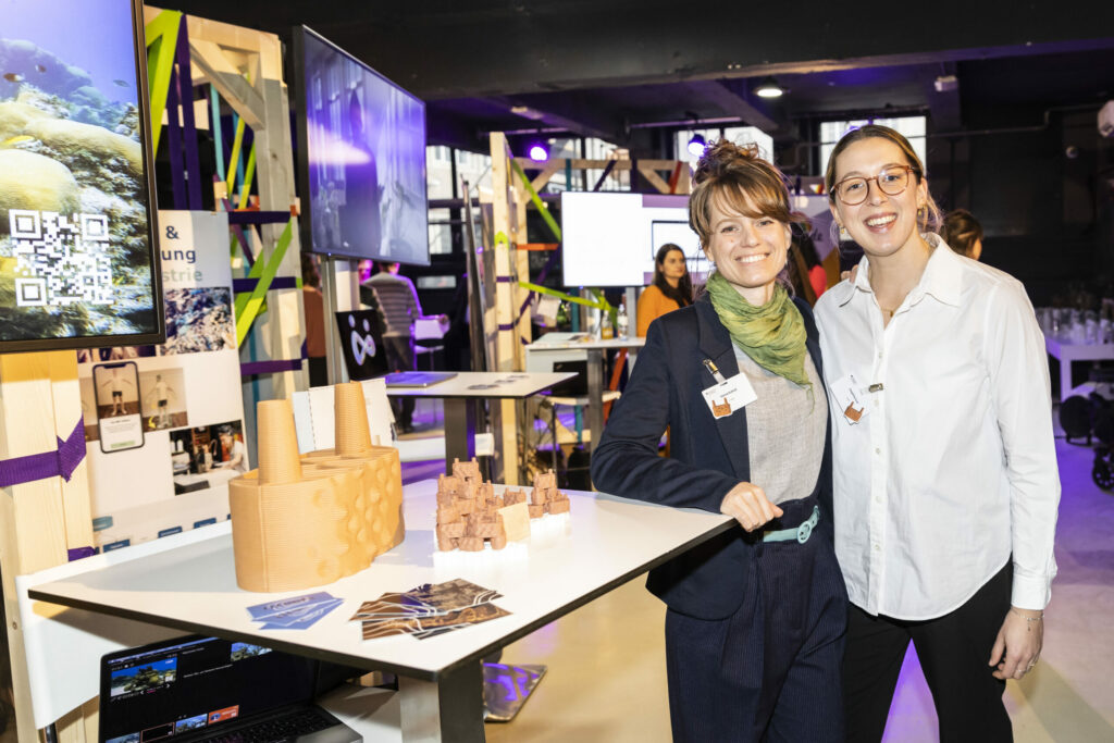 Hanna and Josy at the rrreefs booth in Berlin for the Kultur- und Kreativpilot*innen Award.